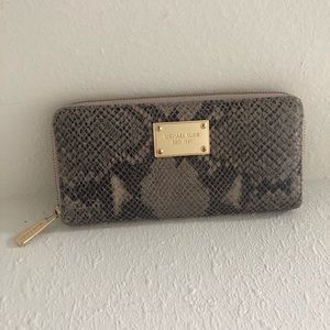 🖤Gray Michael Kors Wallet 🖤